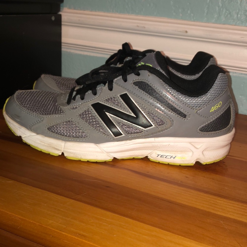 Tennis shoes